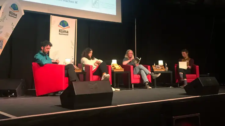 Illustration: Frage- und Ausrufezeichen, Megaphon sowie eine Gruppe Menschen mit Transparenten, grafisch-flächig dargestellt