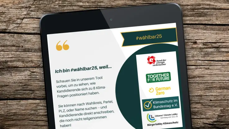 Auf einem Tablet-Computer sind Infos zu #wählbar25 und die Logos von renommierten NGOs in Deutschland zu sehen