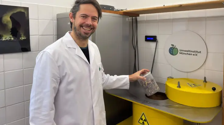 Vor einem Halleneingang hat sich eine Gruppe von 10 Bürger:innen versammelt, sie halten ein Banner mit dem Text «Erneuerbare Energien Kleines Wiesental e. V»