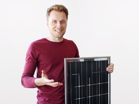Portrait Nicolai Prinz mit Solarmodul